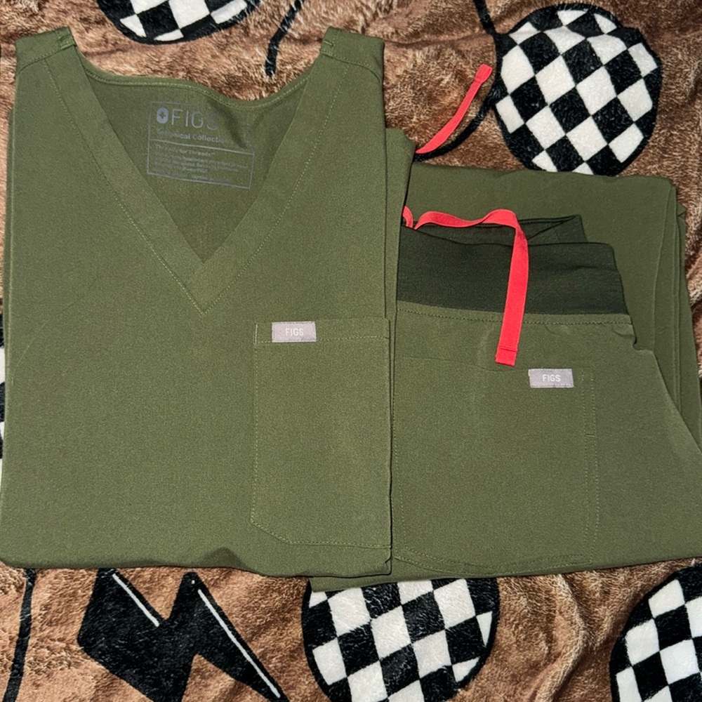 FIGS scrub set: Catarina top: XS / Zamora Joggers: Petite XS